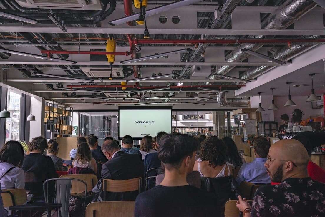 Organiser un cocktail/événement professionnel à Ville – location de salle équipée