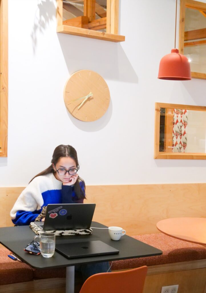 Femme qui travaille avec horloge