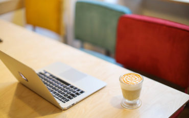Cover Anticafé Cliente Travaillant depuis un espace de coworking café